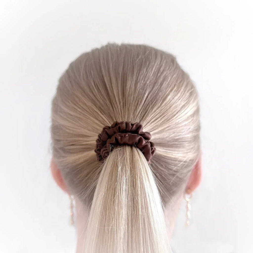 Silkkinen hiusdonitsi scrunchie 3 kpl setti - ruskea pieni - Wellen